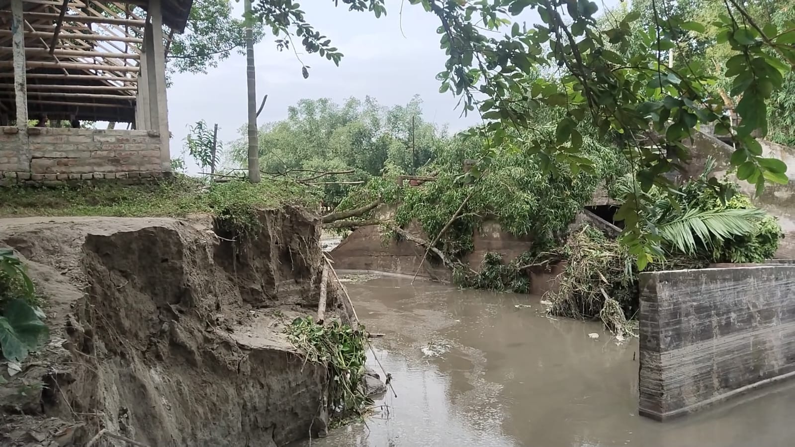 নীলফামারীতে পানির চাপে স্লুইসগেট ধস, হুমকিতে ৩ শতাধিক পরিবার ও শত শত বিঘা কৃষিজমি